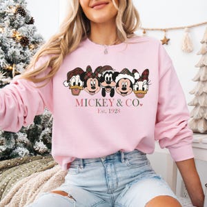 Disney Mickey & Co Est 1928 Christmas Shirt, Mickey And Friends Christmas Shirt, Disney Characters Christmas Shirt, Disneyworld Xmas Shirt bild 2