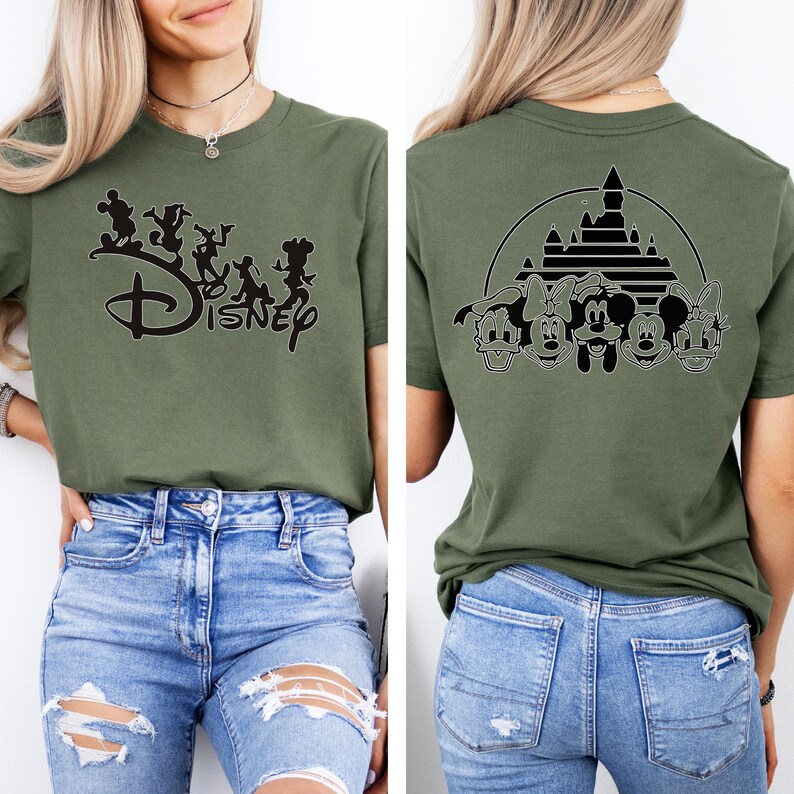Puede incluir: Una camiseta verde con una silueta negra de Mickey Mouse y sus amigos frente al castillo de Disney en la parte posterior y el logotipo de Disney con siluetas de personajes en la parte delantera.
