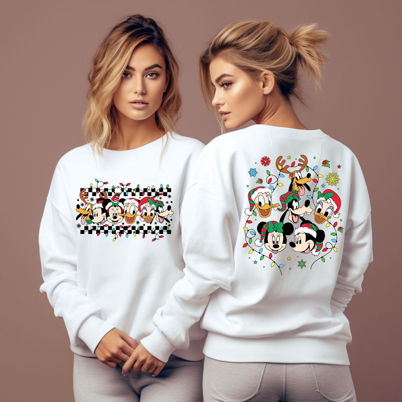 Puede incluir: Sudadera blanca con un dise&ntilde;o navide&ntilde;o con Mickey Mouse, Minnie Mouse, Donald Duck, Goofy y Pluto. El dise&ntilde;o incluye un patr&oacute;n a cuadros y luces de cadena.