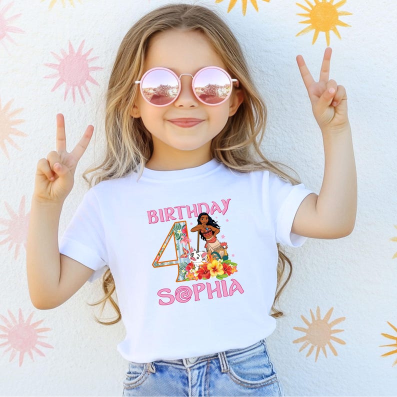 以下が含まれることがあります： 4歳の誕生日のためのカラフルなグラフィックデザインが施された白いTシャツ。デザインには、漫画のキャラクターと熱帯の花とともに「BIRTHDAY 4 SOPHIA」というテキストが含まれています。女の子はピンクのサングラスをかけてピースサインをしています。
