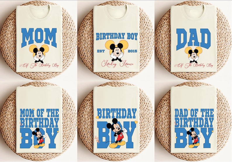 Puede incluir: Seis camisetas de color crema con dise&ntilde;os de Mickey Mouse azules y amarillos. Las camisetas muestran el texto "Mom", "Dad", "Birthday Boy", "Mom of the Birthday Boy", "Dad of the Birthday Boy" y "Birthday Boy".