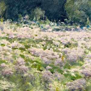Op de afbeelding: Een aquarel schilderij van een veld met witte en paarse bloemen met groen gebladerte op de voorgrond. De achtergrond toont een donkergroen bos.