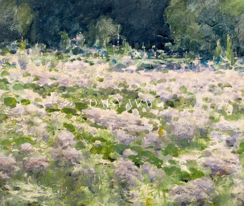 Op de afbeelding: Een aquarel schilderij van een veld met witte en paarse bloemen met groen gebladerte op de voorgrond. De achtergrond toont een donkergroen bos.