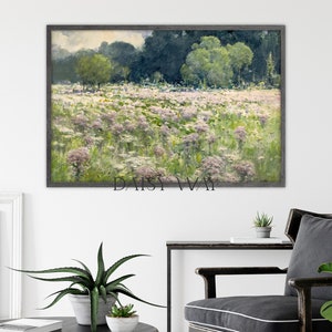 Op de afbeelding: Een schilderij van een veld met wilde bloemen in tinten paars, wit en groen. De bloemen bevinden zich op de voorgrond, met een rij bomen op de achtergrond.