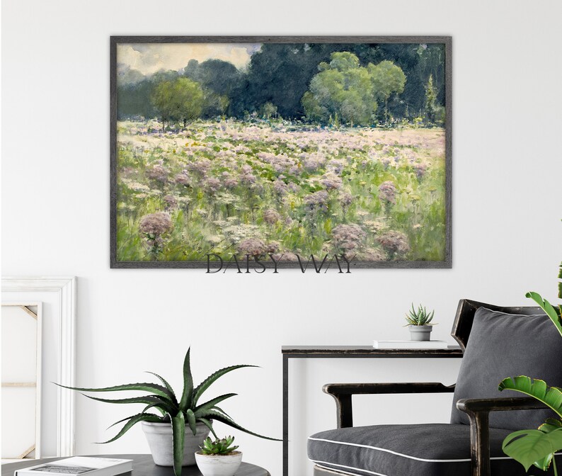 Op de afbeelding: Een schilderij van een veld met wilde bloemen in tinten paars, wit en groen. De bloemen bevinden zich op de voorgrond, met een rij bomen op de achtergrond.