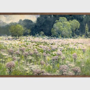 Op de afbeelding: Een schilderij van een veld met wilde bloemen in tinten paars, wit en groen. De bloemen bevinden zich op de voorgrond, met een rij bomen op de achtergrond. De lucht is lichtblauw met wat wolken.