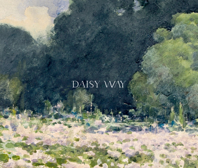 Op de afbeelding: Een aquarel schilderij van een veld met witte bloemen met een donkergroen bos op de achtergrond. De tekst "DAISY WAY" staat in witte letters in het midden van de afbeelding.