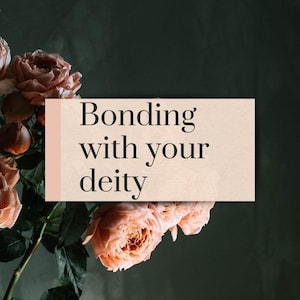 Op de afbeelding: Een bloemstuk van perzikrozen met groene bladeren en stelen. Een rechthoekig bord met de tekst "Bonding with your deity" is gecentreerd in de afbeelding, tegen een donkergroene achtergrond.
