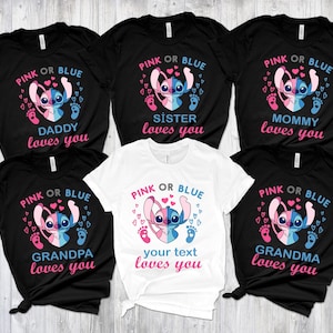 Puede incluir: Seis camisetas negras con un tema de revelaci&oacute;n de g&eacute;nero rosa o azul. Las camisetas presentan un personaje de dibujos animados Stitch sosteniendo un coraz&oacute;n rosa y azul con el texto "Rosa o Azul" y un mensaje para cada miembro de la familia: "Pap&aacute; te quiere", "Hermana te quiere", "Mam&aacute; te quiere", "Abuelo te quiere", "tu texto te quiere" y "Abuela te quiere".