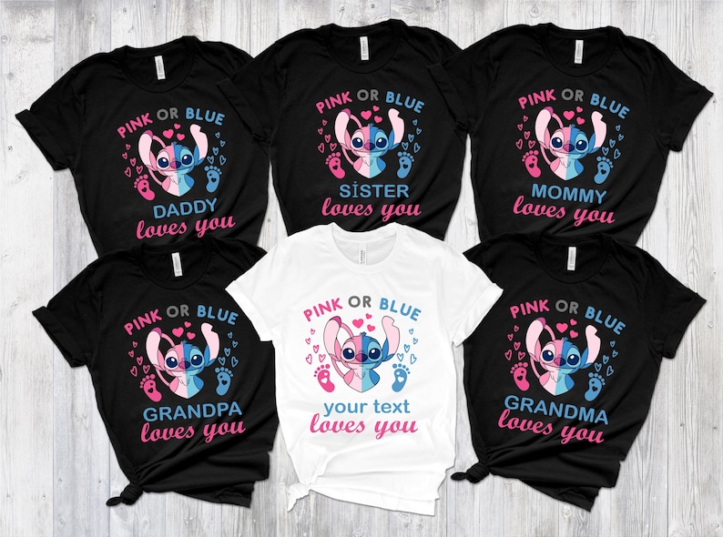 Puede incluir: Seis camisetas negras con un tema de revelaci&oacute;n de g&eacute;nero rosa o azul. Las camisetas presentan un personaje de dibujos animados Stitch sosteniendo un coraz&oacute;n rosa y azul con el texto "Rosa o Azul" y un mensaje para cada miembro de la familia: "Pap&aacute; te quiere", "Hermana te quiere", "Mam&aacute; te quiere", "Abuelo te quiere", "tu texto te quiere" y "Abuela te quiere".