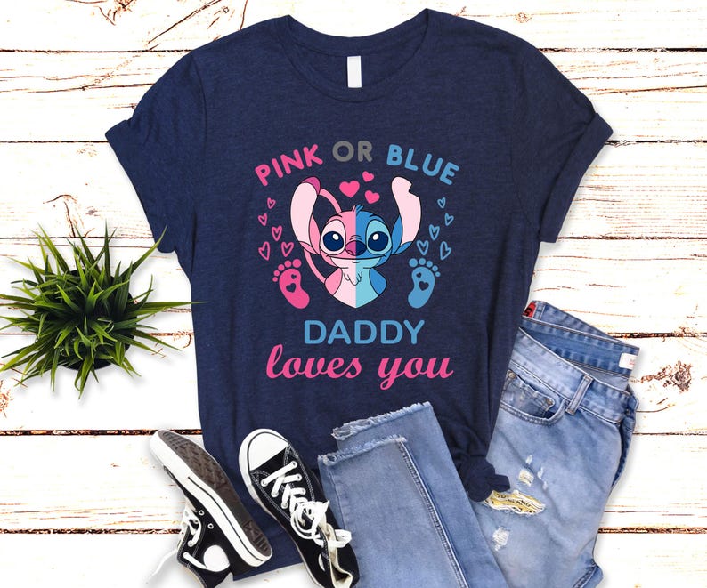 Puede incluir: Una camiseta azul marino con un personaje Stitch rosa y azul con el texto "Pink or Blue Daddy loves you".