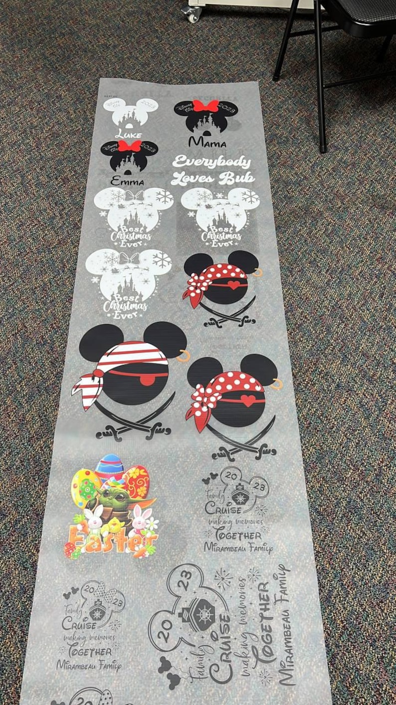 Peut inclure: Une feuille de divers motifs sur le th&egrave;me de Disney pour l'artisanat. Les motifs comprennent des silhouettes de Mickey Mouse avec des noms, des personnages sur le th&egrave;me des pirates, des graphiques de P&acirc;ques et du texte sur le th&egrave;me des croisi&egrave;res. Les motifs sont en noir et blanc, avec quelques accents de rouge et d'autres couleurs.