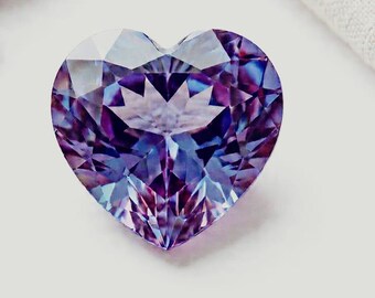 Gema de alejandrita creada en laboratorio: corte en forma de corazón,