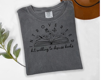 Camiseta "Introvertida pero dispuesta a hablar de libros" / Diseño de ratón de biblioteca / Bonita camiseta de regalo para amantes de los libros