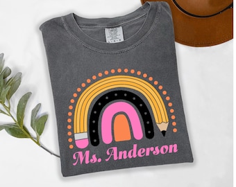 Camiseta arcoíris personalizada para profesor: regalo personalizado para la vuelta al cole