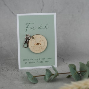 Postkarte Glücksbringer für dich mit Anhänger Kleeblatt aus Holz optional mit Wunschnamen