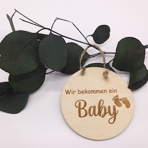 Holzscheibe Schwangerschaft/Baby inkl. Gravur "Wir bekommen ein Baby" aus Holz mit Kordel