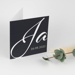 personalisierte Hochzeitskarte mit Schriftzug "Ja" und Wunschdatum