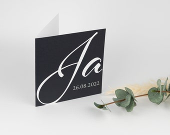 personalisierte Hochzeitskarte mit Schriftzug "Ja" und Wunschdatum