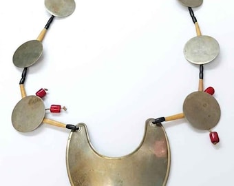 Vintage Artisan Statement Halskette - Großer Halbmond Anhänger aus Metall, Naturperlen