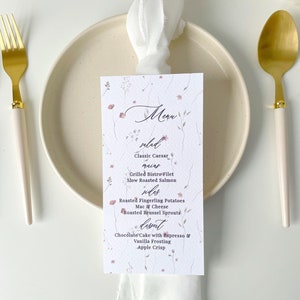 Menu de mariage floral, menu personnalisé en papier fleuri, cartes de menu personnalisées, cartes de menu élégantes, liste de plats pour le dîner, menu blanc avec nom