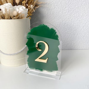 Numeri da tavolo per matrimonio in acrilico verde, numeri da tavolo rustici, decorazioni da tavolo dipinte, decorazioni da tavolo per ricevimenti, numeri ad arco dorati con supporto