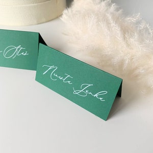 Tarjeta de lugar de boda de papel verde, tarjeta de nombre de boda verde oscuro, tarjeta de nombre de mesa de boda con caligrafía, nombre de tarjeta verde minimalista doblado