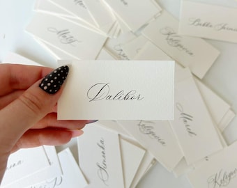 Elegantes tarjetas de identificación de papel, tarjetas de mesa blancas personalizadas para bodas, decoraciones de mesa para bodas reales, tarjetas de acompañamiento para bodas, tarjetas de mesa con caligrafía.