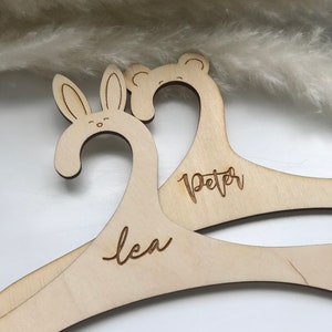 Cintre personnalisé pour enfants lapin et ours avec cintre prénom avec prénom, organisation de vêtements pour bébés, cintres personnalisés en bois avec prénom, thème animalier