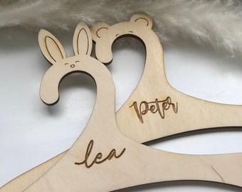Appendino per bambini personalizzato coniglietto e orso con nome appendiabiti con nome organizzazione vestiti per bambini grucce personalizzate in legno con nome tema animale