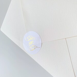 Set van 10 sticker bruiloft initialen, bruiloft goudfolie label, stickers gepersonaliseerd, goudfolie aangepaste ronde metalen stickers, trouwbedankjes