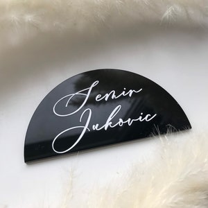 Tarjetas de lugar para bodas en blanco y negro, tarjetas de lugar de acrílico semicirculares, placas de nombre para bodas, tarjetas de lugar de acrílico para bodas, tarjetas de lugar en blanco y negro