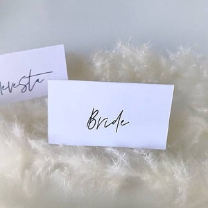 Marque-places de mariage en papier blanc, plaques signalétiques en papier pliées à la main, carte de nom de table de mariage, nom de carte minimal, marque de place noir et blanc