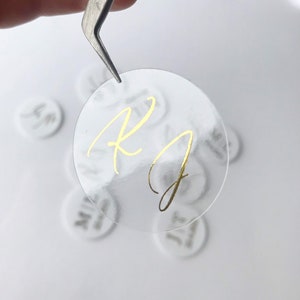 Set van 10 stickers bruiloft initialen, aangepaste gouden labels, gouden doorzichtige bruiloft sticker, bruiloft uitnodiging briefpapier, cirkel sticker
