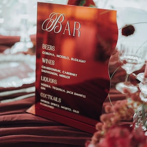 Personalisiertes Barmenü-Schild für die Hochzeit, individuell gestaltetes rotes Getränkeschild aus Acryl mit charakteristischer Getränkekarte, personalisiertes wellenförmiges Barschild für die Brautgesellschaft,
