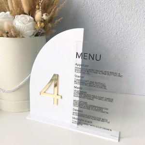 Hochzeit Tischnummern mit Menü, modernes Empfangsschild, elegante Goldnummer für Ereignis, Bogenmenü mit Zahlen, personalisierte Speisekarte, Gericht