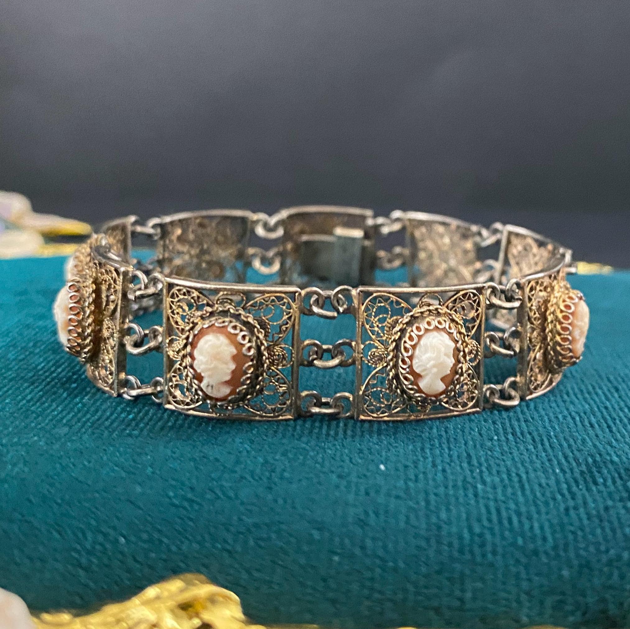 ヴィンテージ バタースコッチ ベークライト カメオ ブレスレット ヴィンテージ バタースコッチ ベークライト カメオ ブレスレット 2025