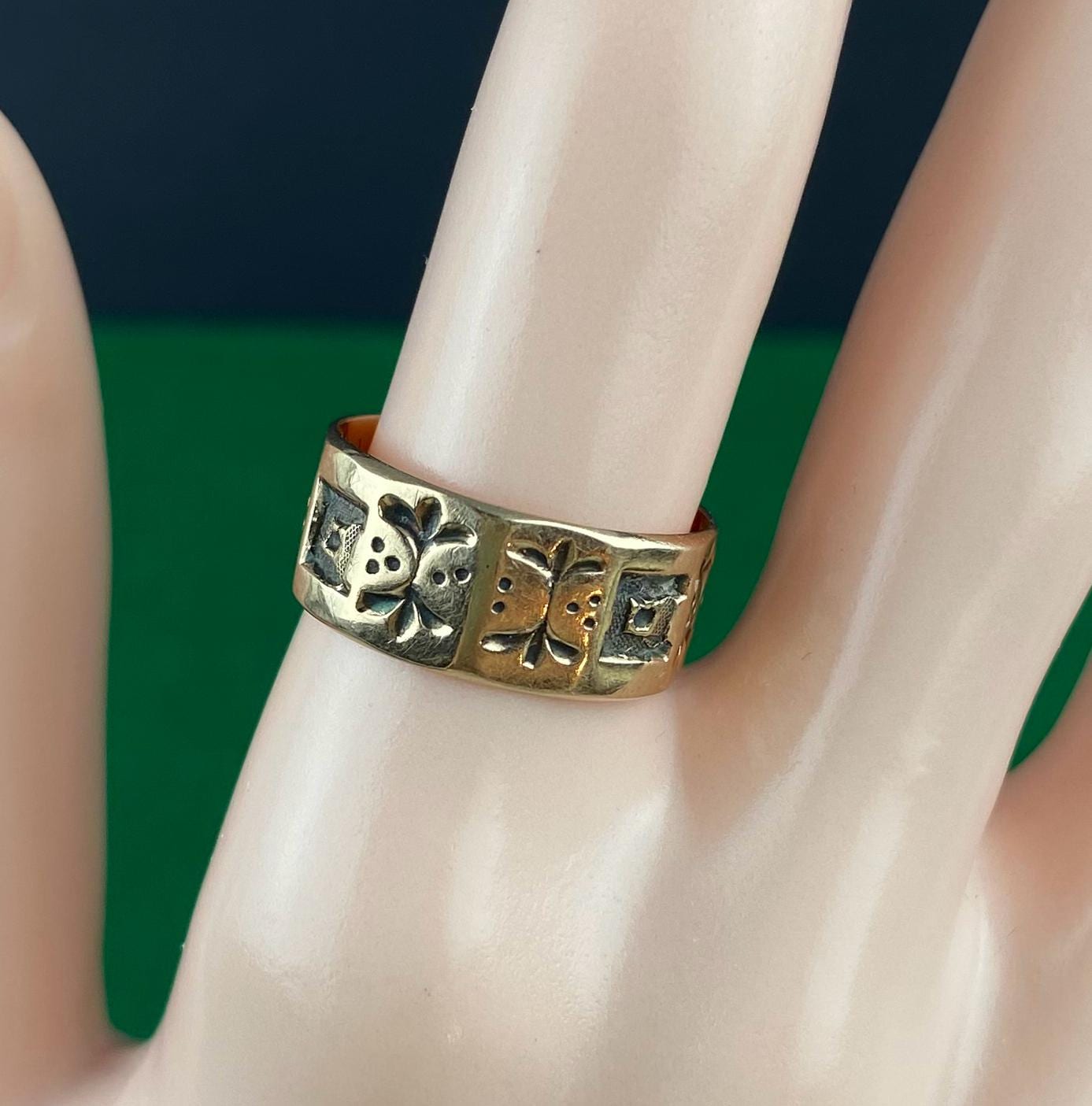 N0786 Antique Hallmark WXXX 10K Solid Gold Victorian Band Ring /9