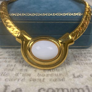 Collar vintage N0936 con cuentas blancas en tono dorado grueso y cierre plegable en el centro, 16"/ Gargantilla Napier en tono dorado/regalo para ella