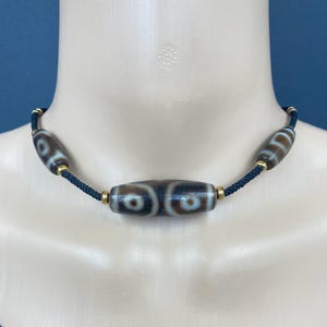 N0231 oude Tibetaanse dzi-ketting / vintage dzi-kraal met 3 ogen /handgemaakt zwart waxkoord / messing afstandhouder / hemel-aarde dzi / antieke eindkralen