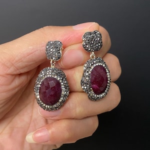 Pendientes vintage de plata de ley con rubíes N1824 / Pendientes colgantes con racimo de rubíes naturales y espinelas negras / Pendientes llamativos de plata 925