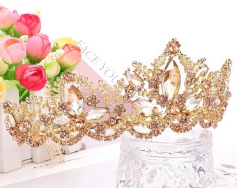 Puede incluir: Una corona dorada con diamantes de imitación transparentes y rosados. La corona tiene un delicado diseño floral y es perfecta para una ocasión especial.