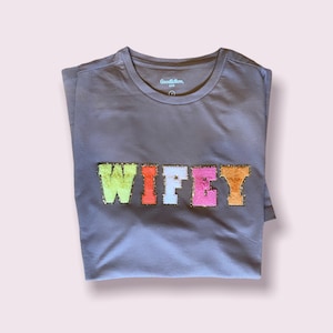 Wool + Pepper Co. WIFEY Varsity - Camiseta con parche de letras