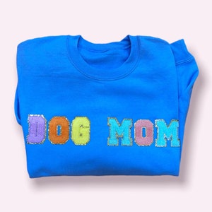 Wool + Pepper Co. DOG MOM Varsity Letter Patch sudadera con cuello redondo