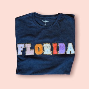 Wool + Pepper Co. Varsity - Camiseta con parche de letra FLORIDA