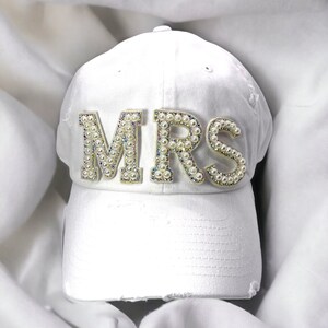Wool + Pepper Co. SRA. Sombrero de béisbol desgastado con parche de letra Varsity adornado con perlas - ajustable