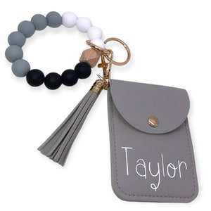 Wool + Pepper Co. Pulseira de carteira com chaveiro de silicone com miçangas e personalização