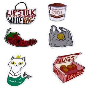 Könnte beinhalten: Sechs bunte Aufkleber mit verschiedenen Designs und Texten. Die Aufkleber beinhalten eine rote Chilischote mit dem Text "Hi Welcome to Chili's", eine weiße Katze mit einer Krone und einem Meerjungfrauen-Schwanz, eine weiße Tasche mit dem Text "Lipstick in my Valentino White Bag", eine graue Plastiktüte mit einem traurigen Gesicht und dem Text "No Thank You", eine rosa Schachtel mit dem Text "Nugs Not Drugs" und eine weiße Tasse mit dem Text "Be Careful Children That's a lot of Sodium".