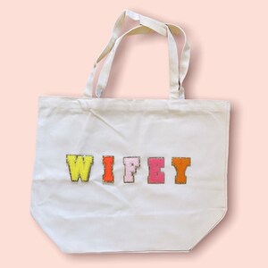 Wool + Pepper Co. WIFEY Varsity Letters Bolsa de lona