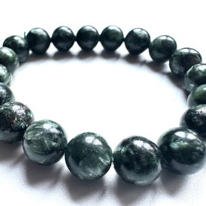 Natürliches Seraphinit 0,9 mm Perlen Armband, grüner Seraphinit Heilstein, seltenes Kristall Energie Perlenarmband für Unisex